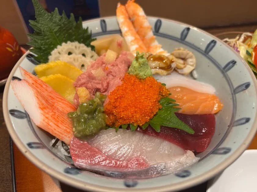 料理:ネタがたっぷり入ったお得なちらし寿司