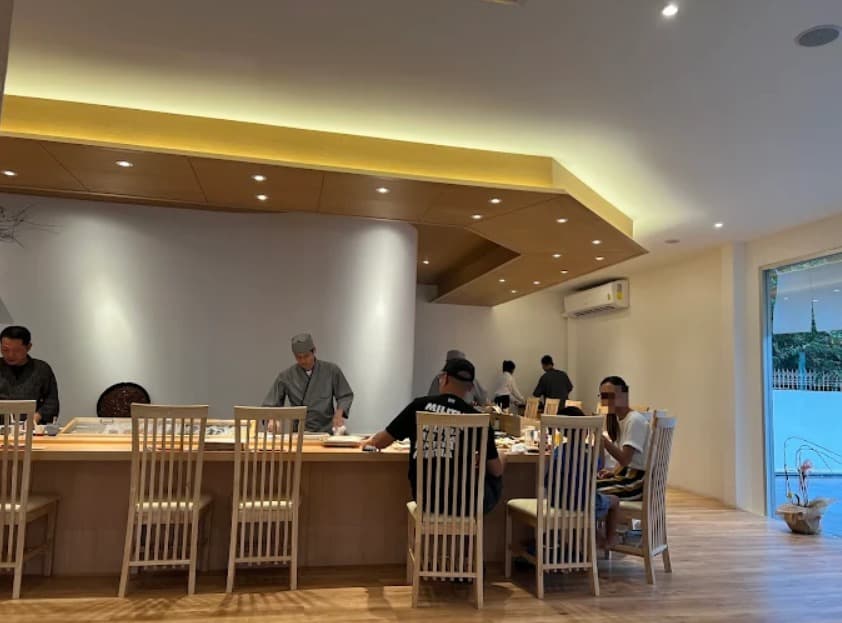 店内:すし七㐂の洗練された木製カウンター席