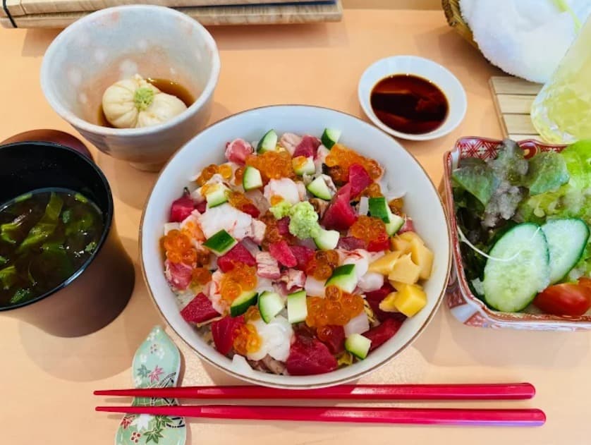 料理:在住日本人に人気なすし七㐂のちらし寿司