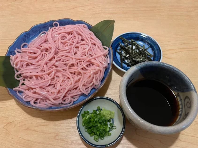 料理:ピンク色が鮮やかなすし七㐂の梅そば