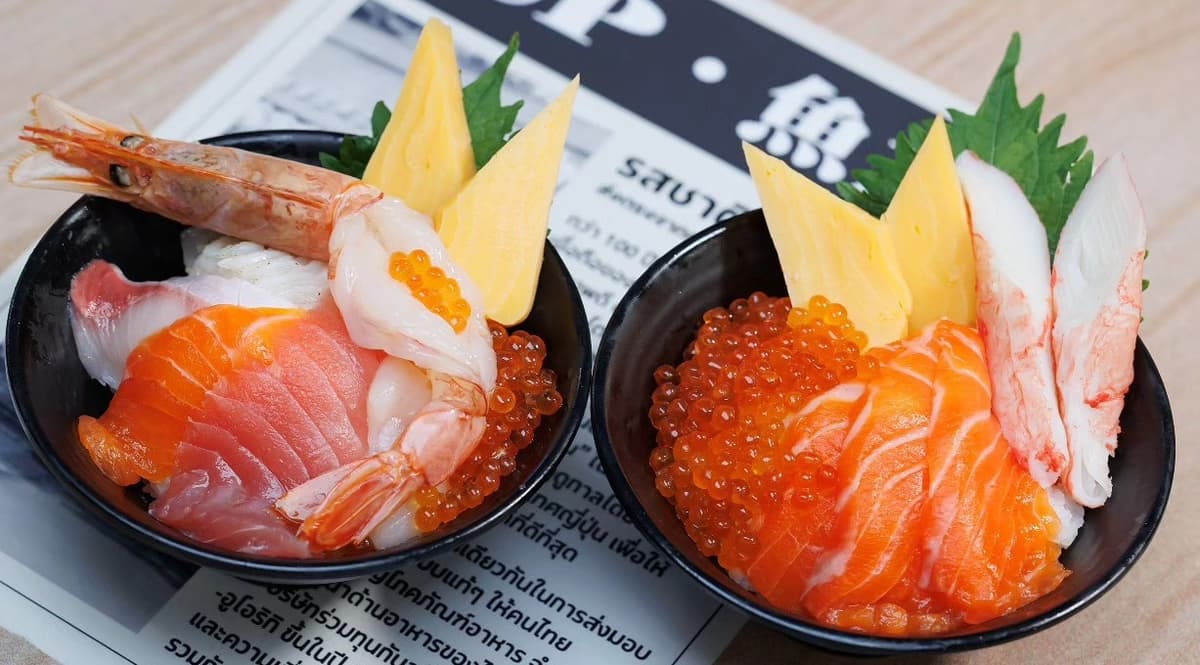 新鮮なネタといくらが贅沢に乗った「魚力」自慢の海鮮丼