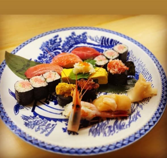 マグロやウニ、イクラなどが華やかに盛り付けられた「鮨ゆうじ (Sushi Yuji)」の一皿