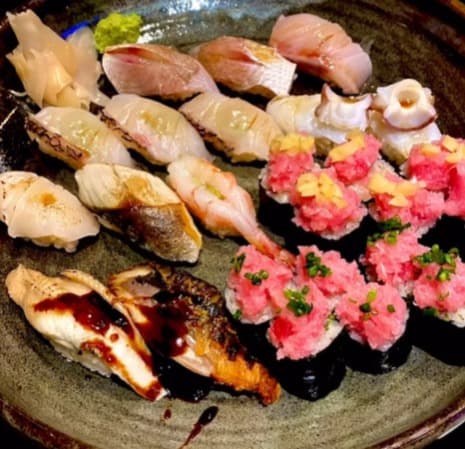 「鮨ゆうじ (Sushi Yuji)」で味わえる、艶やかに光る握りや具材が贅沢に盛られた軍艦寿司の数々
