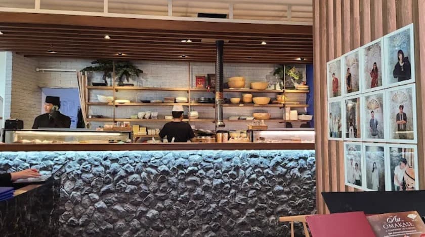 店内:木と石で作られたナチュラルな雰囲気のSUSHI SEKIの店内