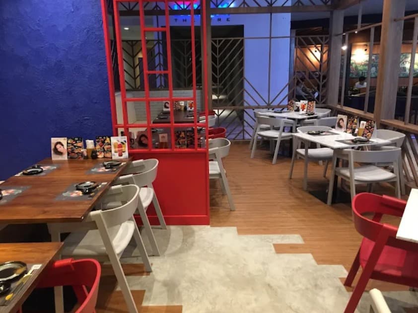 店内:友人や家族と楽しめるSUSHI SEKIのテーブル席