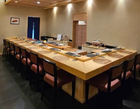 店内:開放感のあるL字型の寿司 赤酢のカウンター席
