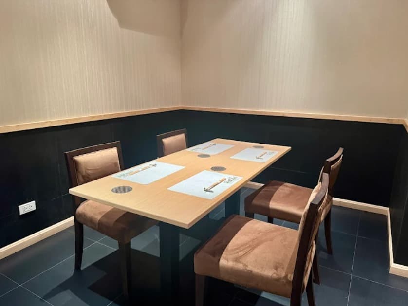 店内:大切な会食にも使用できる寿司 赤酢のテーブル席