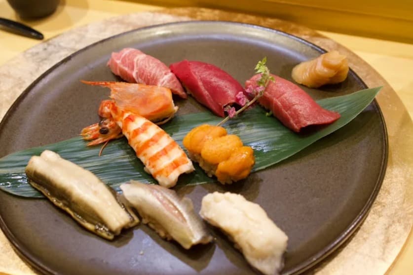 料理:特別な赤酢を使用した寿司 赤酢8種類の握り寿司