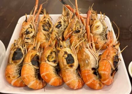 クンパオ オンヌット名物の炭火焼き海老