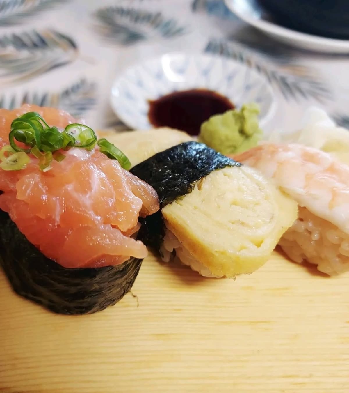 田中水産で提供される寿司盛り合わせと味噌汁