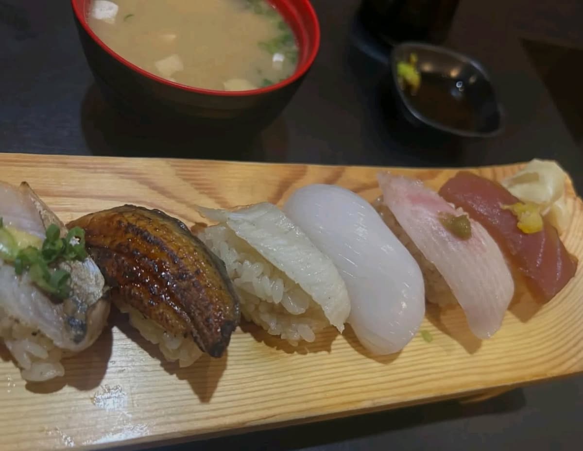 田中水産で提供される寿司盛り合わせと味噌汁