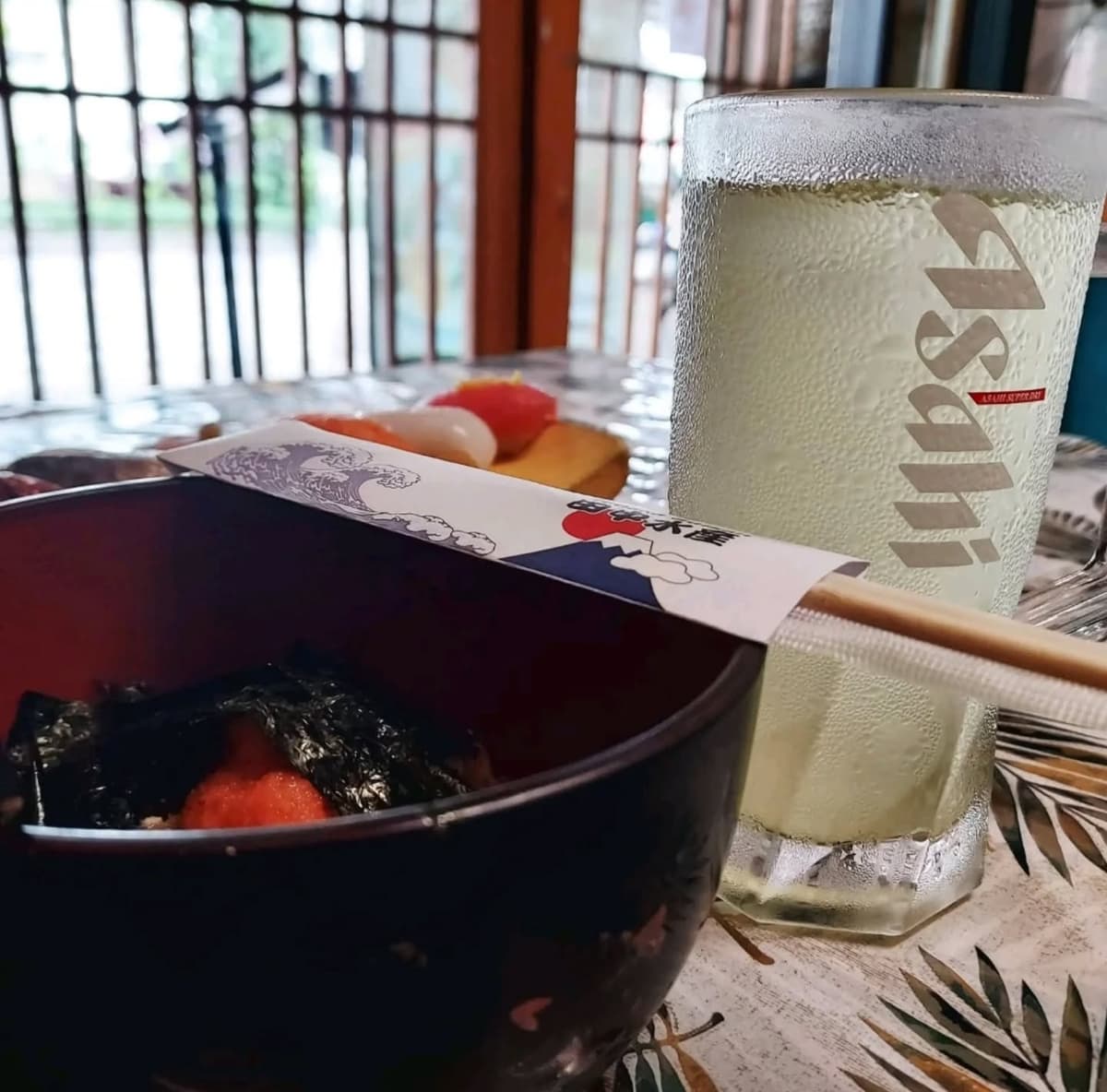 田中水産の寿司と明太子丼、冷たいドリンクが並ぶ店内の食卓