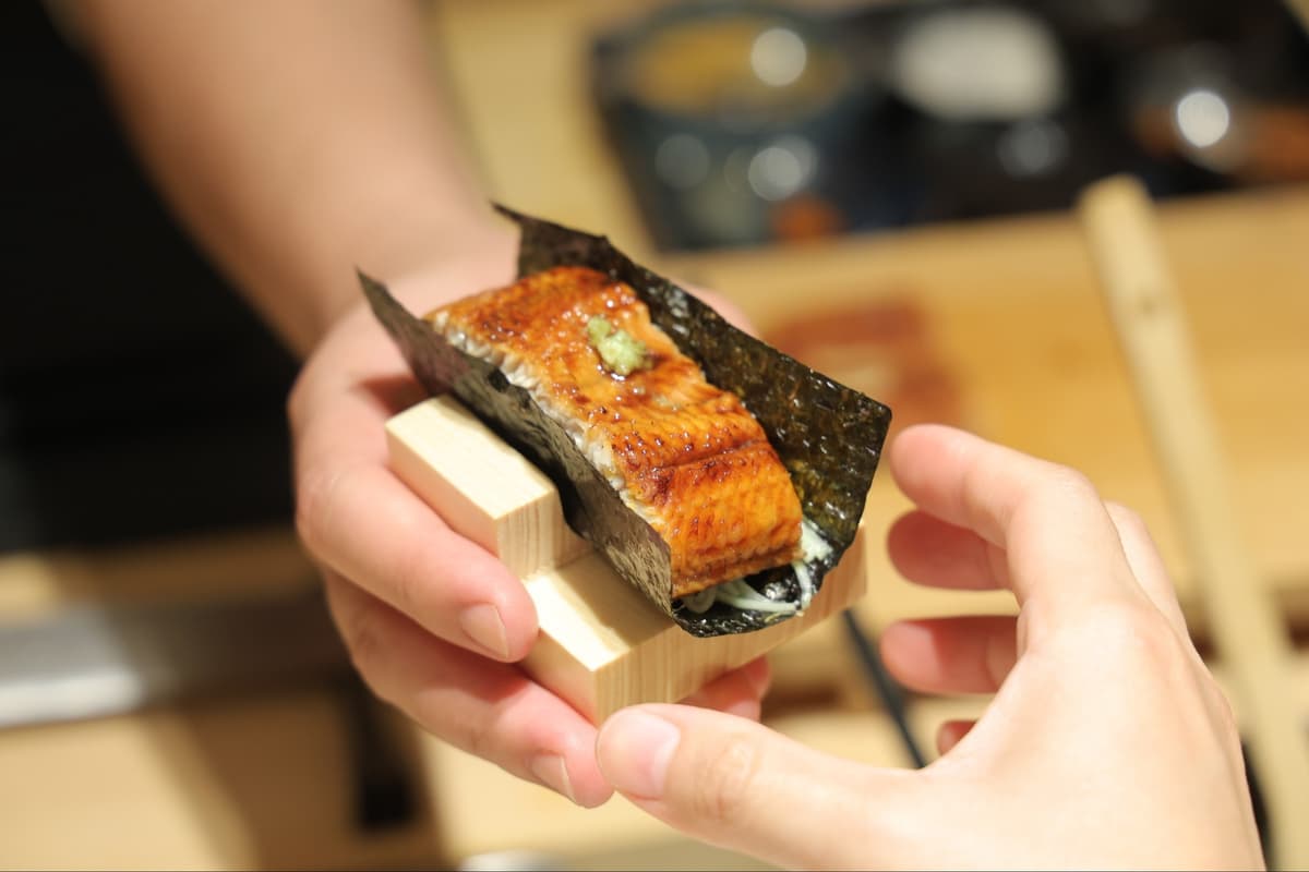 鮨割烹いし本で提供されるうなぎの手巻き寿司