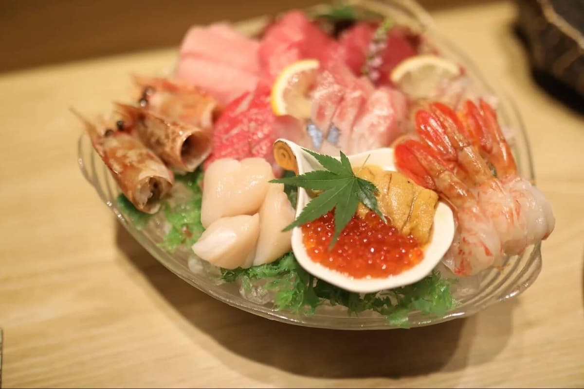 海老や帆立、うに、いくらを盛り合わせた豪華な刺身盛り合わせ