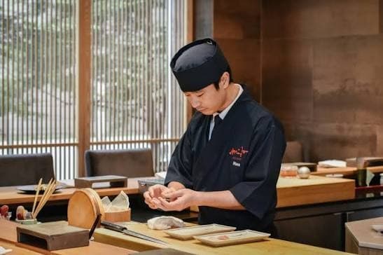 Mido Omakaseの寿司職人がカウンターで寿司を握る様子