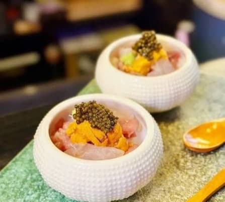 ウニとキャビアをのせた海鮮小鉢料理