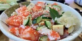 色鮮やかなネタが食欲をそそる「寿司 でん」の人気海鮮丼