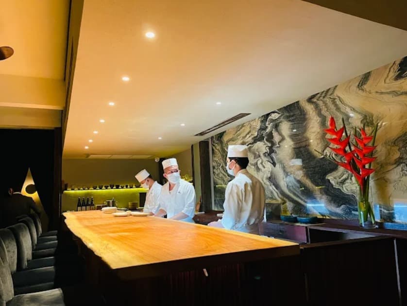 店内:鮨 雅人のカウンター席で職人の技を堪能