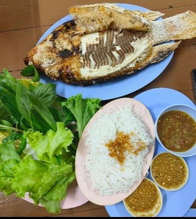 ハーブと一緒に味わうタイ風焼き魚「プラーパオ」