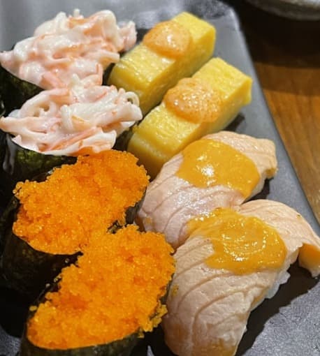 Shinkanzen Sushi オンヌット32店の寿司盛り合わせ