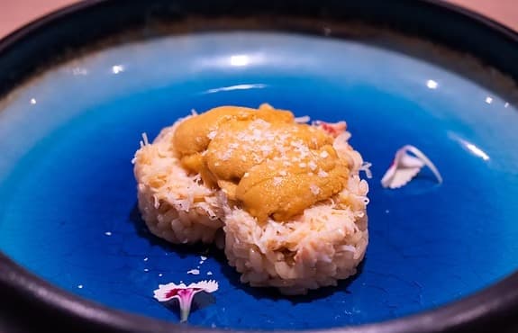 青い器に盛り付けたウニとカニ身の寿司
