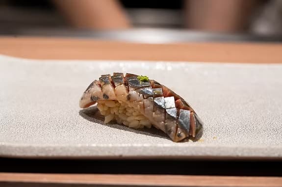 白い角皿に盛り付けた光り物の握り寿司