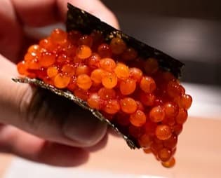 海苔からこぼれるほどイクラをのせた軍艦巻き