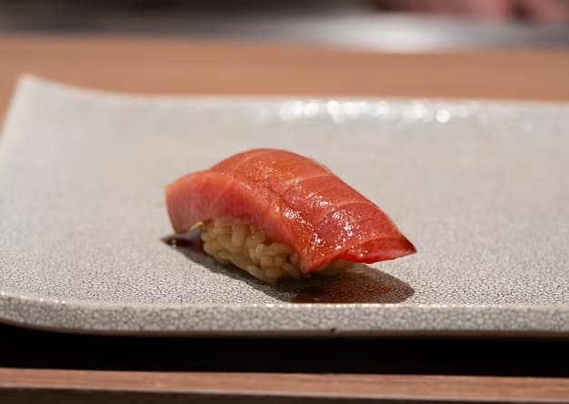 白い角皿に盛り付けた本マグロの握り寿司