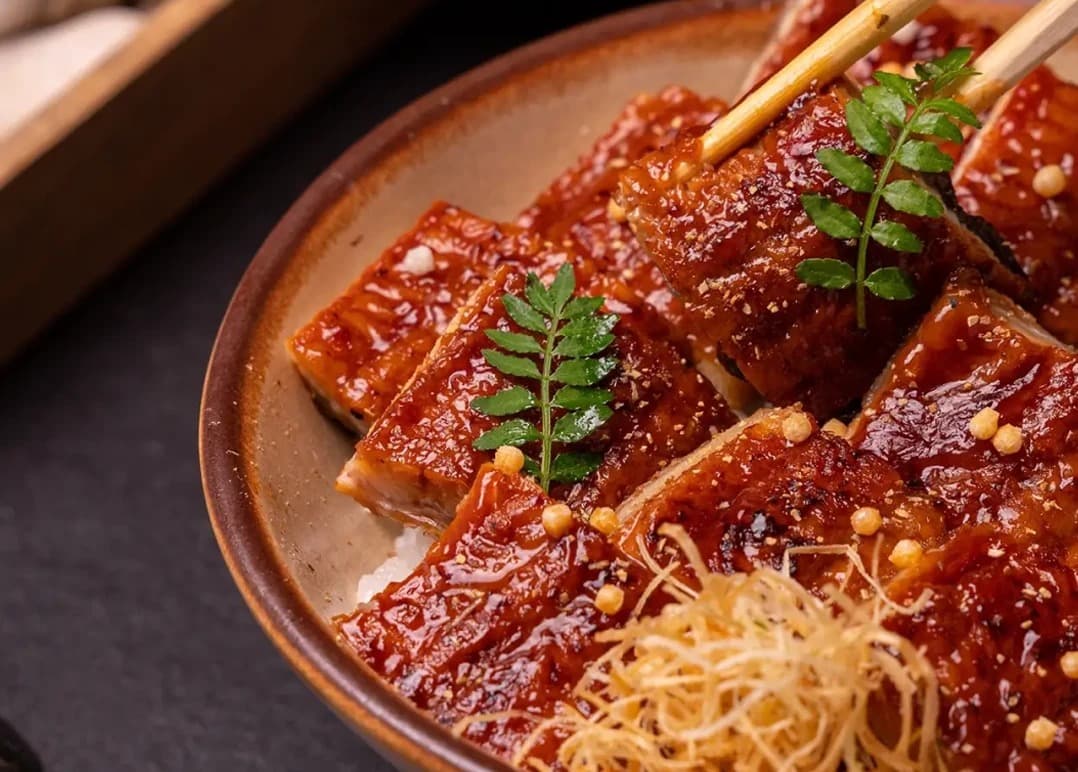 タレをまとった香ばしいうなぎの蒲焼きを盛り付けた丼