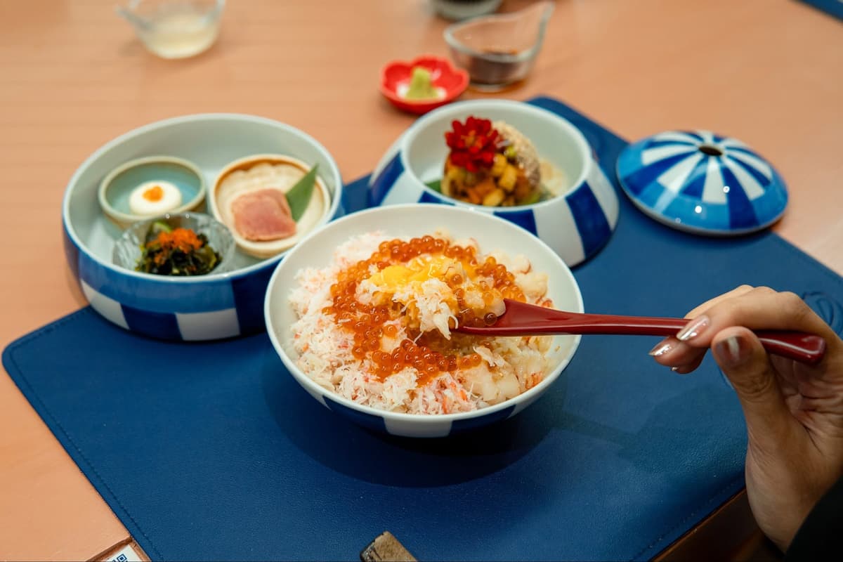 イクラとカニ、ウニを盛り付けた海鮮丼と小鉢のセット