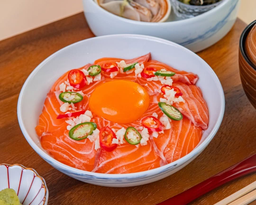 サーモンと卵黄、唐辛子を盛り付けたスパイシーサーモン丼