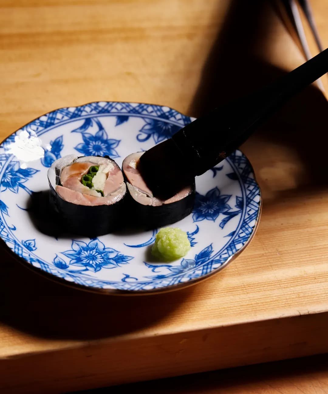 Kohaku Omakaseで巻き寿司を炙って仕上げる様子