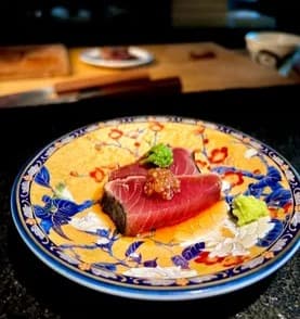華やかな絵皿に盛り付けられたマグロの刺身