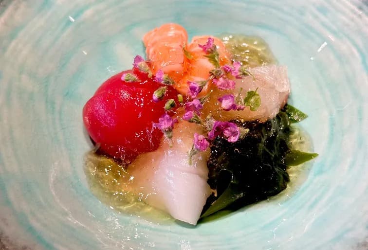 刺身と海藻をジュレや花で彩ったKohaku Omakaseの一品