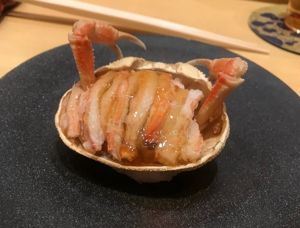 カニの甲羅に盛り付けられたカニ身の一品料理