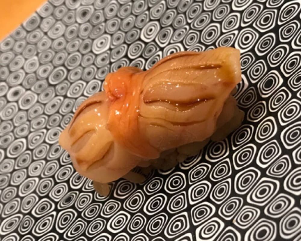 Sushi Akazu Misaki Bangkokで提供される飾り包丁を施した魚介の握り寿司