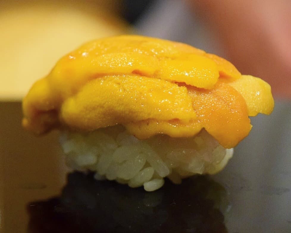 Sushi Kubotaの濃厚なウニをのせた握り寿司