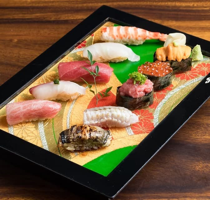 Kitaohji Bangkokの寿司盛り合わせ、マグロやウニ、イクラなどの握り寿司
