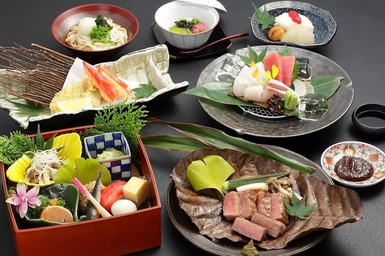 黒毛和牛の朴葉焼きや刺身、天ぷらなどを楽しめる会席料理