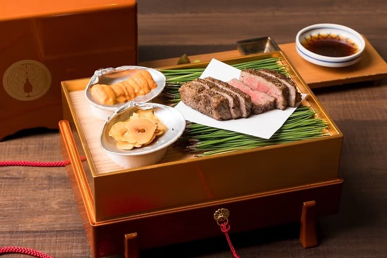 魚介類や霜降り和牛、季節の野菜を盛り合わせた料理素材