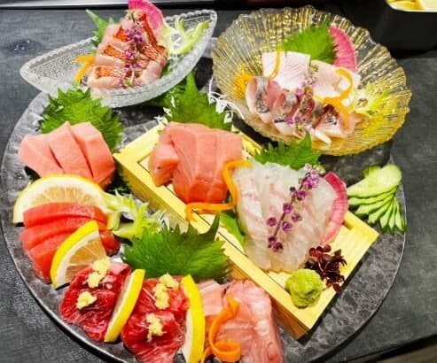 マグロや白身魚などを盛り付けた喜多郎寿しの刺身盛り合わせ