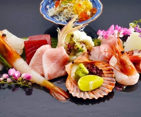 マグロやエビ、貝類などを盛り付けた刺身盛り合わせ