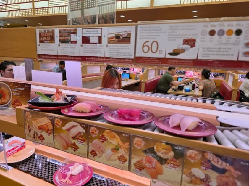 店内:日本と同じようなスシロー エンポリアム店の回転レーン