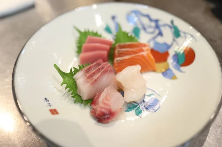料理:徹底した管理のもとで仕入れる天翔(TEN-SHOW Live kitchen)の刺身盛り
