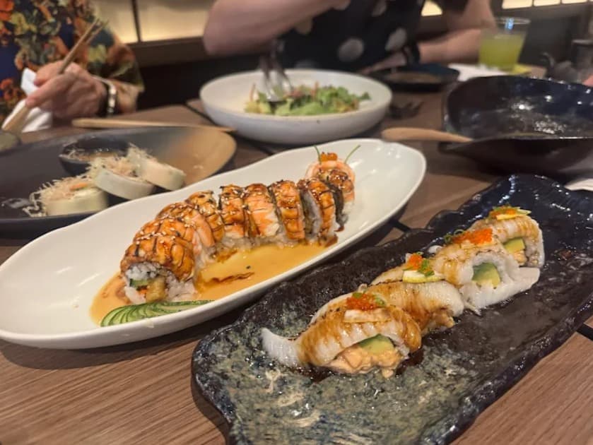 料理:インパクトのある見た目のイサオの巻き寿司