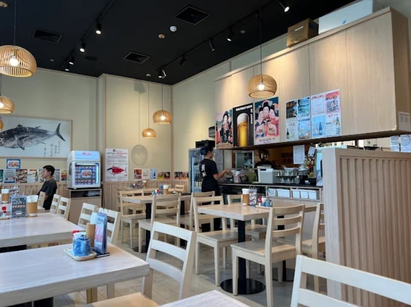 店内:白木の明るい雰囲気の定食のどらやのテーブル席