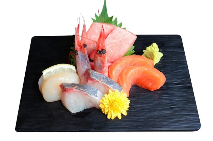 料理:日本と変わらない味わいの定食のどらやの刺身盛り