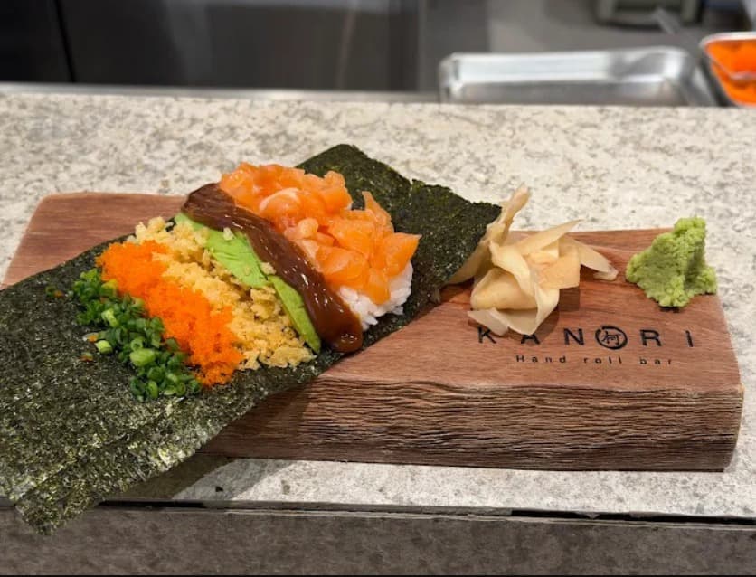 料理:サーモン・かんぴょうなどの入ったKanori Hand Roll Bar (EmQuartier)の巻き寿司