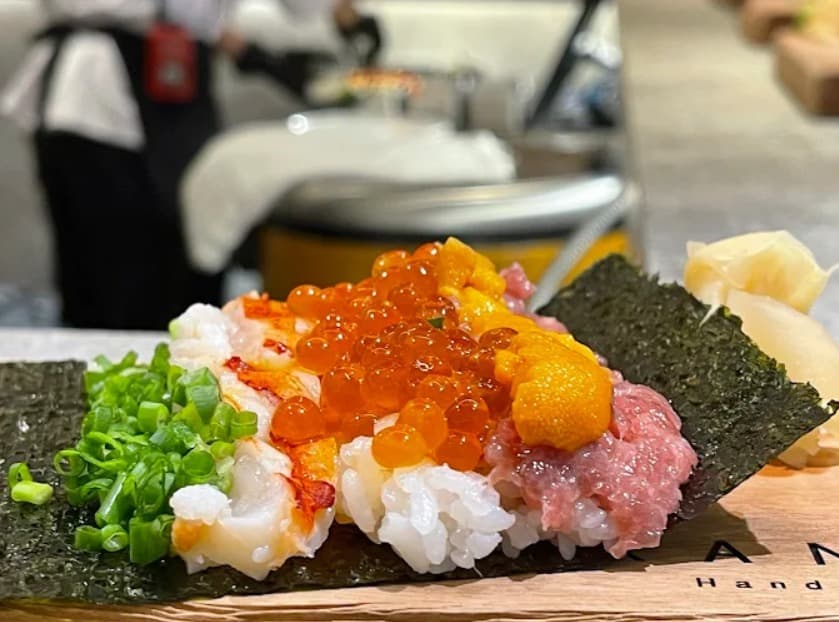 料理:イクラ・ウニなどボリューム感のあるKanori Hand Roll Bar (EmQuartier)の巻き寿司