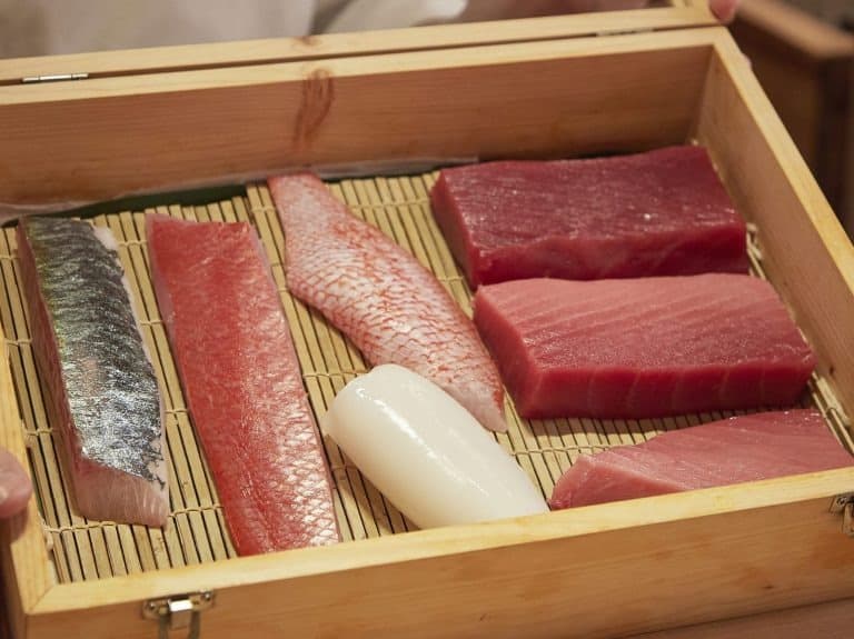 木箱に並べられたマグロや白身魚など江戸前寿司に使う新鮮な魚介